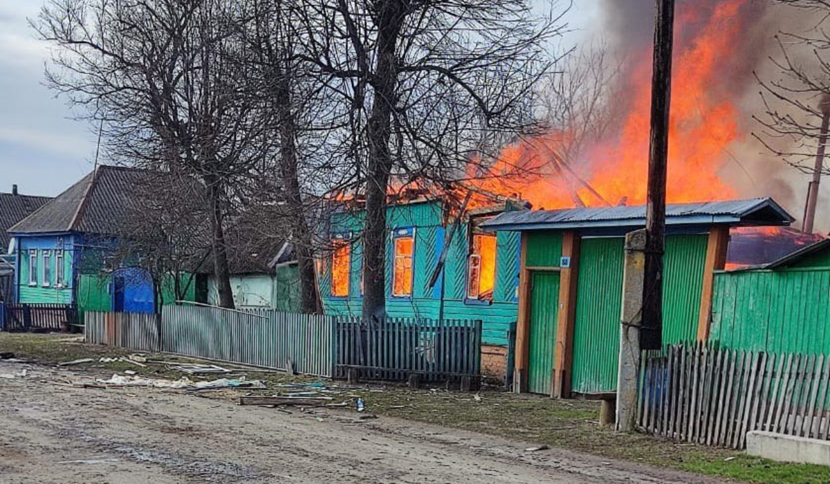 В Курской области из-за обстрела ВСУ произошел пожар в жилом доме