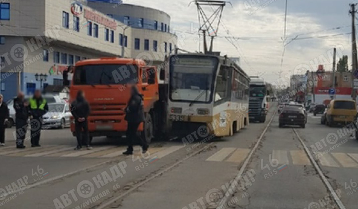 В Курске столкнулись трамвай и грузовик