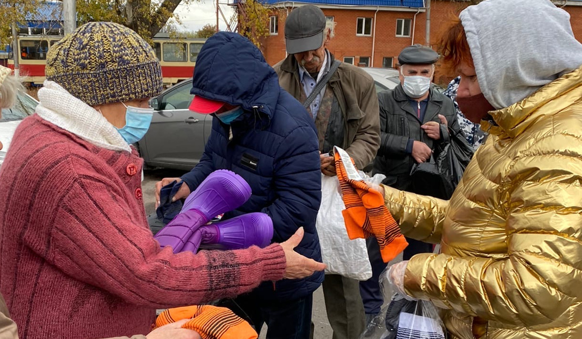 Курские волонтеры раздали бездомным и нуждающимся людям теплую одежду