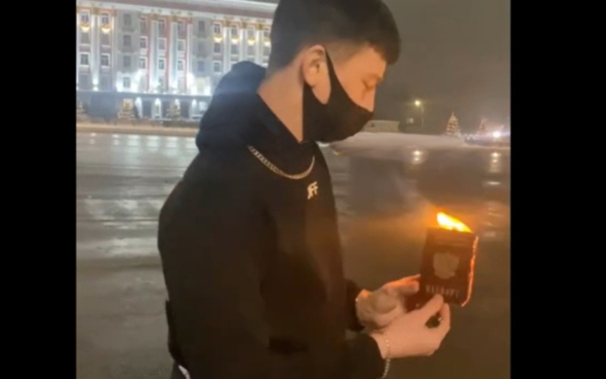 В центре Курска молодой человек сжег паспорт