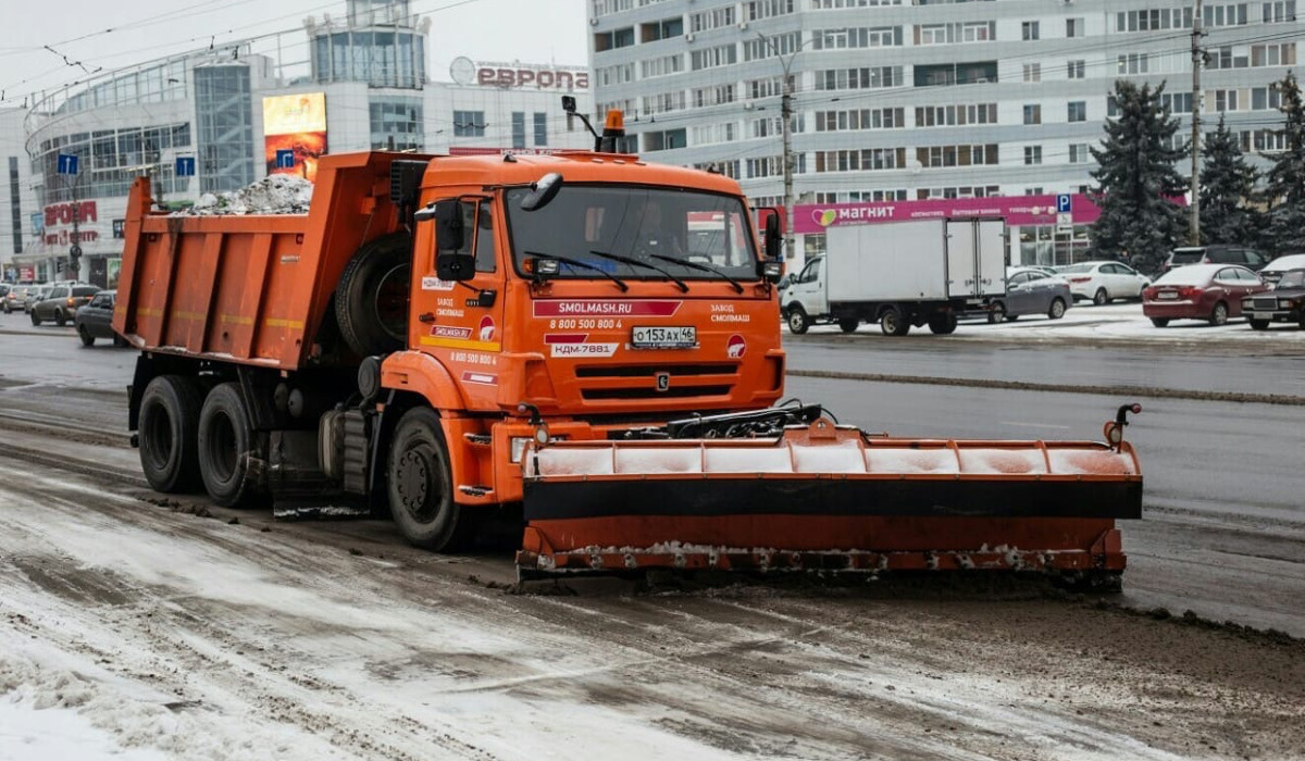 В Курске в связи с ожидаемым снегопадом подготовили 102 единицы дорожной техники