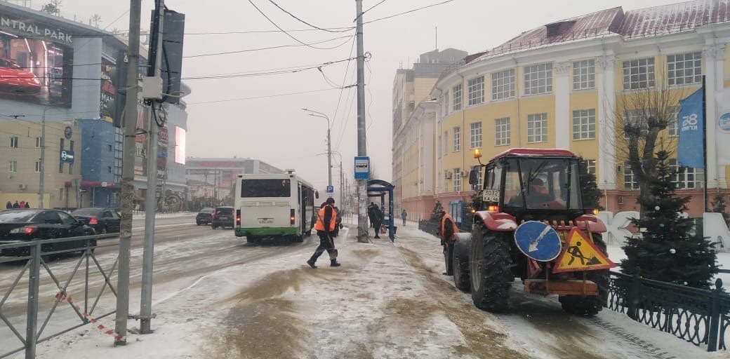 В Курске снег с улиц убирают 63 единицы техники