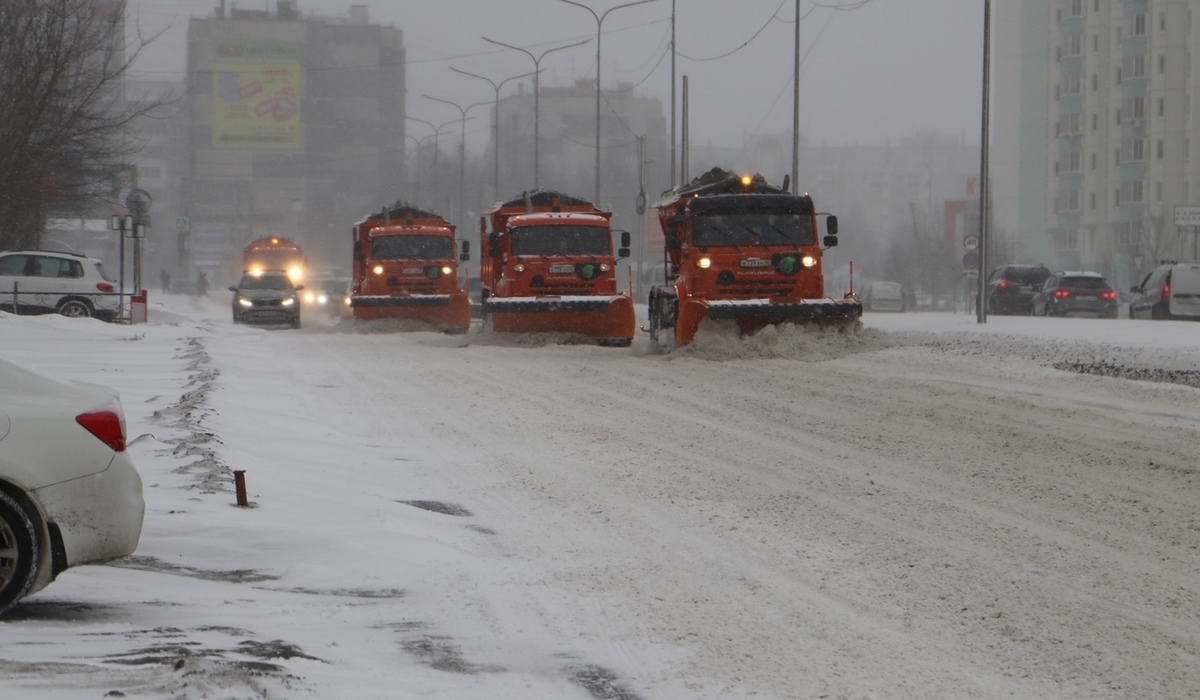 На дорогах Курской области работают 200 снегоуборочных машин