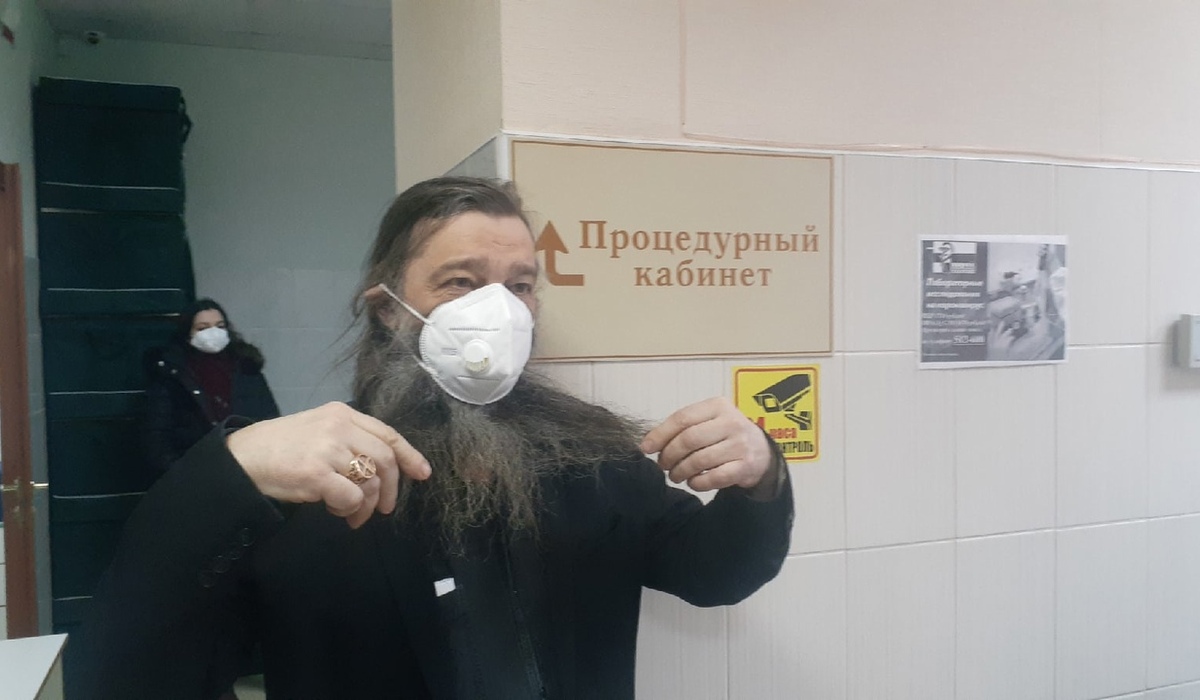 В Курске от коронавируса привились журналисты и художник Олег Радин