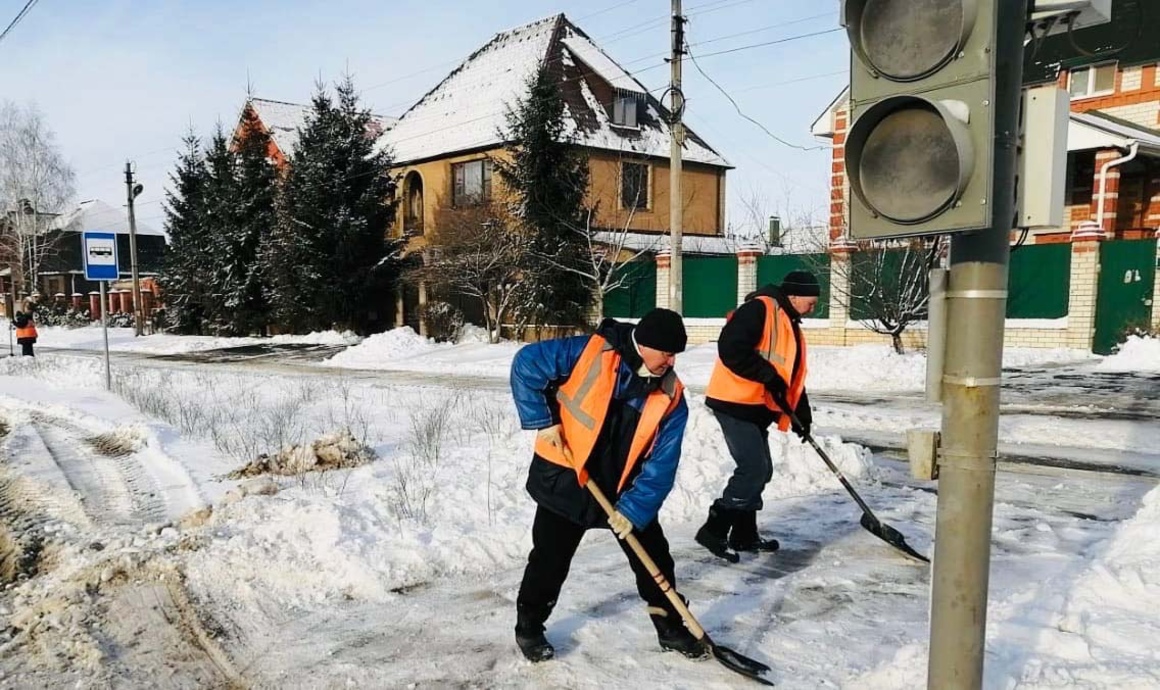 Курские дворы от снега чистят 500 дворников и 60 единиц техники
