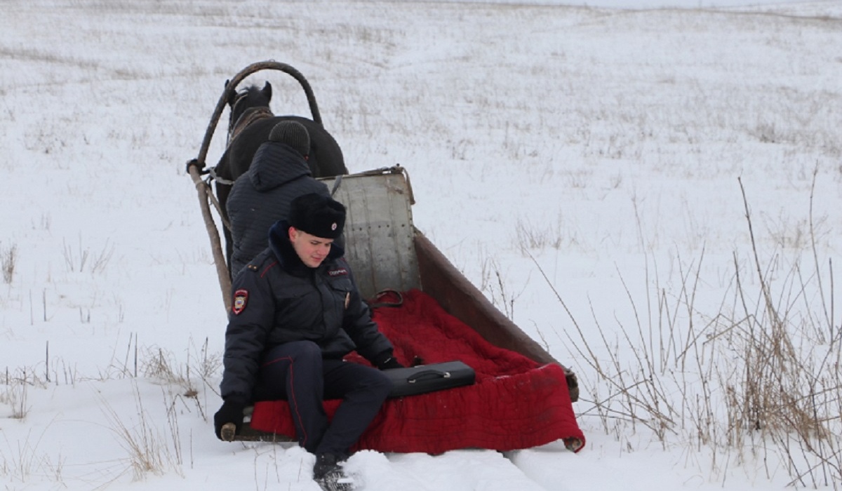 В Курской области полицейские используют в качестве транспортного средства сани