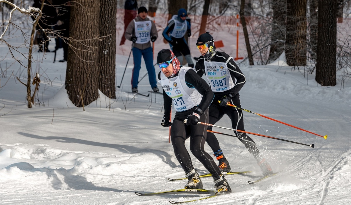 В Курске более тысячи спортсменов вышли на старт традиционной «Лыжни России»