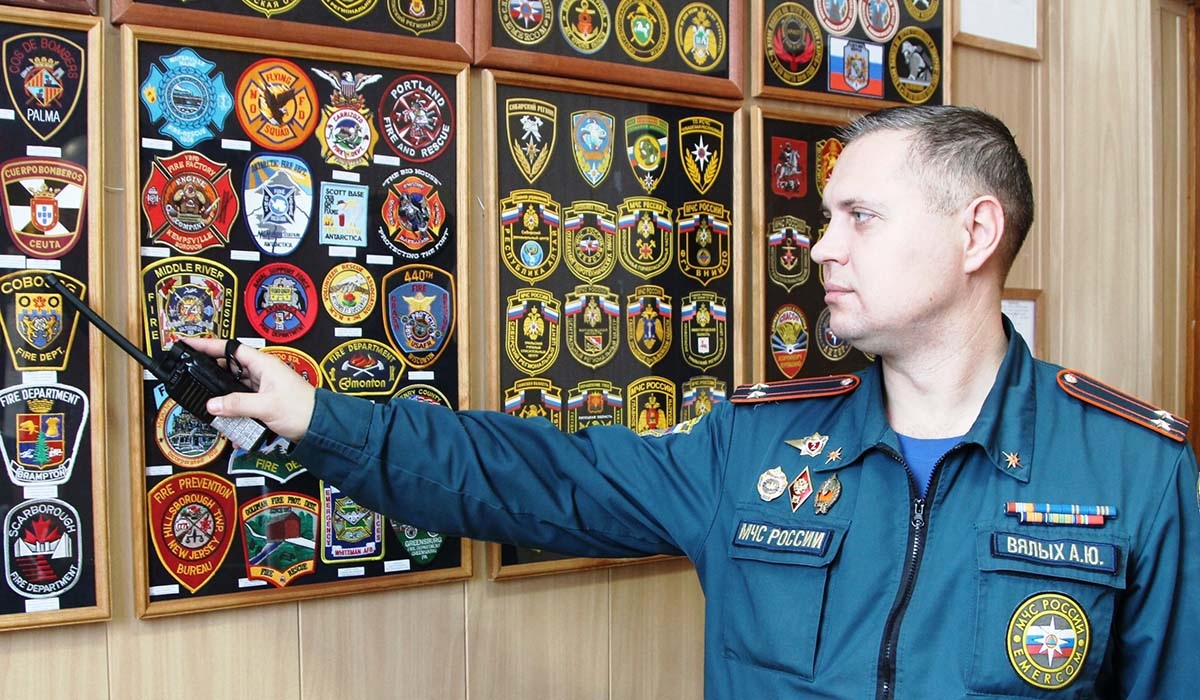Курский пожарный коллекционирует белорусские, украинские, английские и американских шевроны