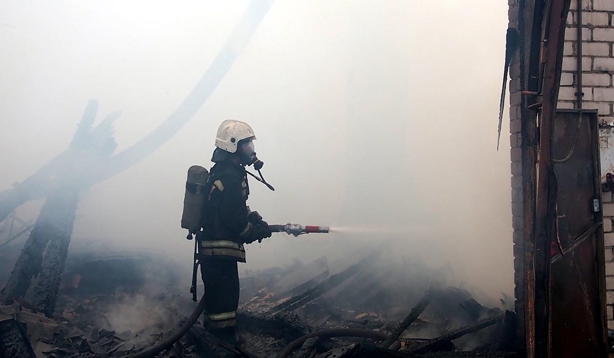 В Солнцевском районе Курской области 17 человек тушили пожар