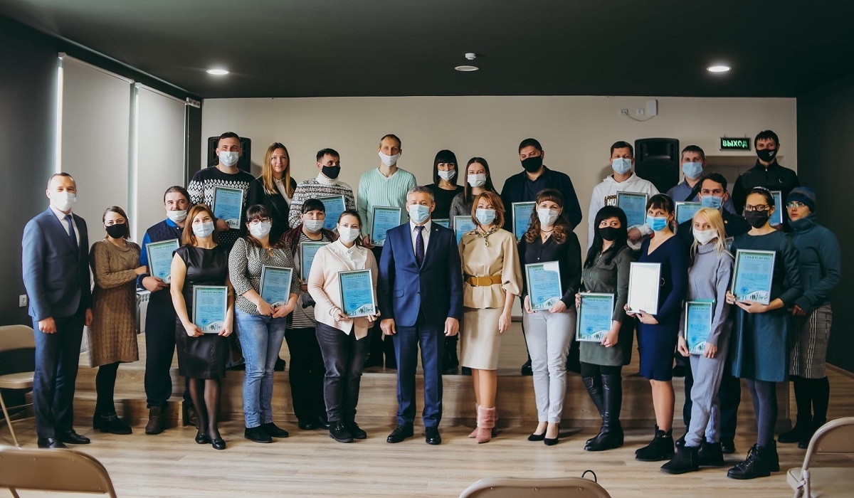 В Курске молодым семьям вручили сертификаты на жилье