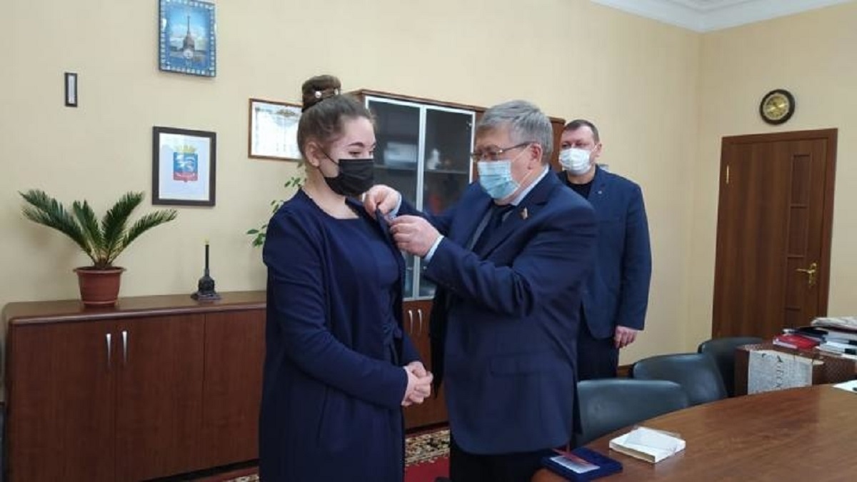 16-летнюю курянку наградили медалью «За мужество»
