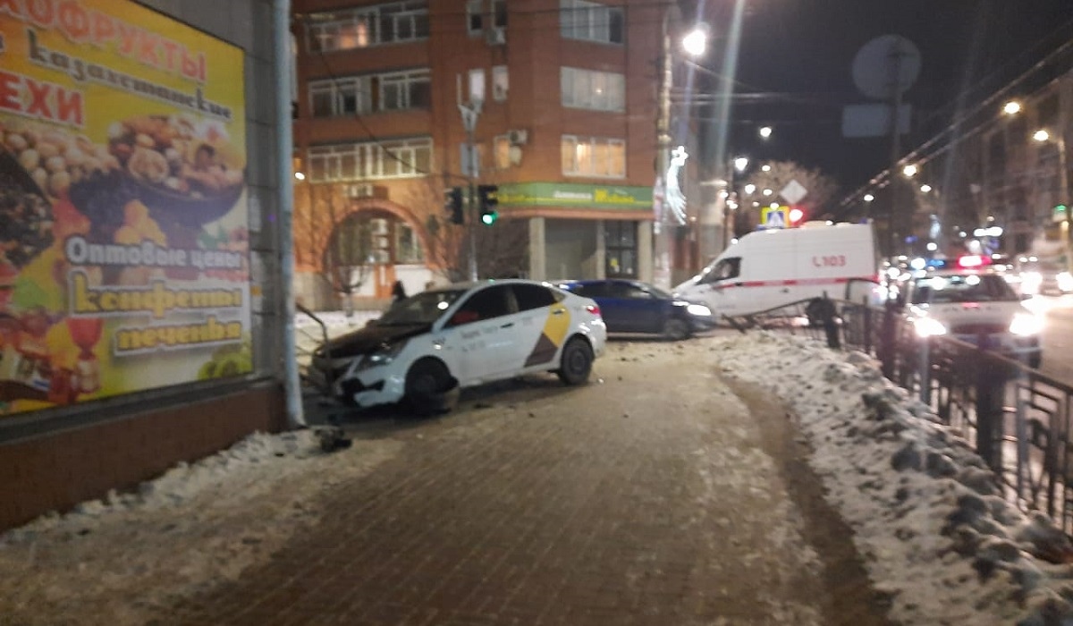 В Курске при столкновении двух такси пострадали пассажиры