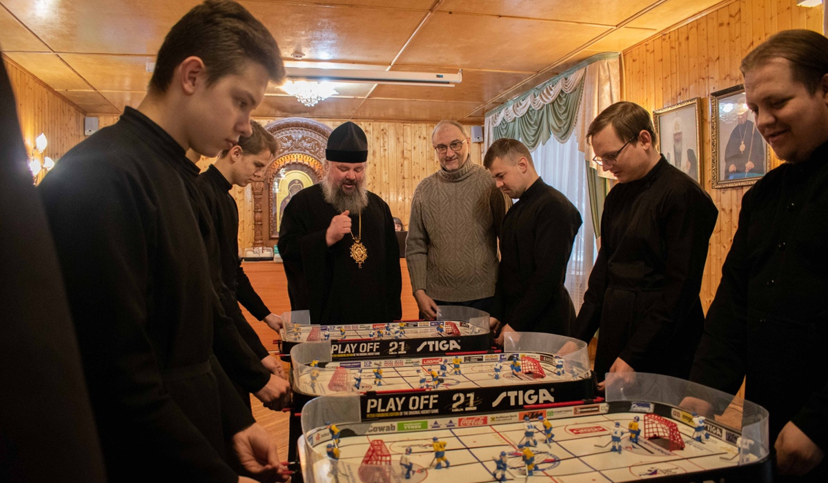 В курской духовной семинарии провели соревнования по настольному хоккею
