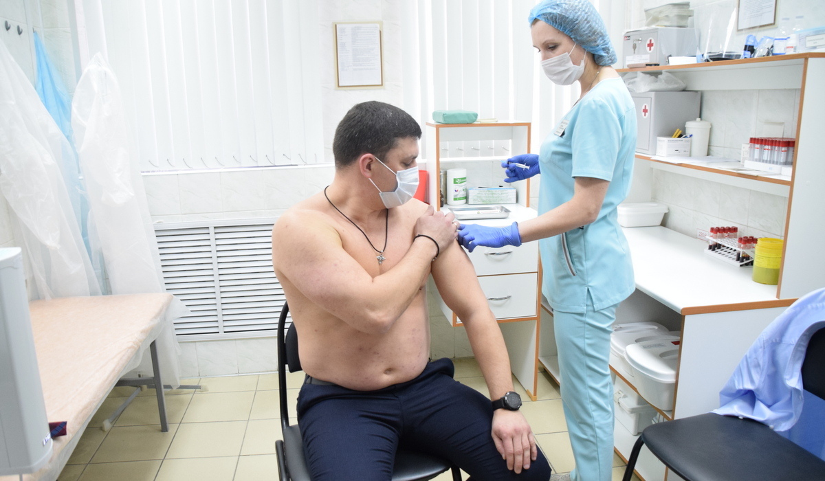 Вице-губернатор Курской области Юрий Князев сделал прививку от коронавируса