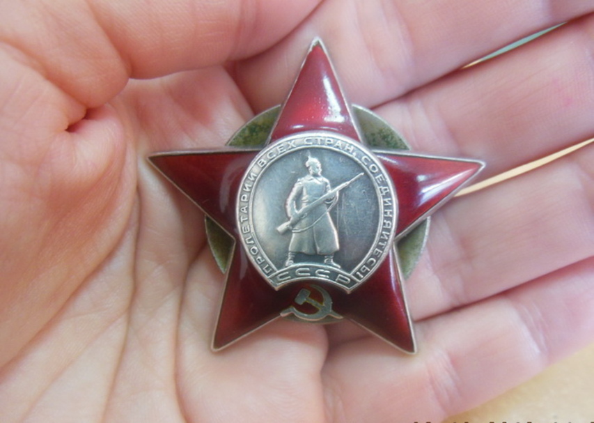 Курские таможенники передали конфискованный орден Красной Звезды в Орденскую кладовую