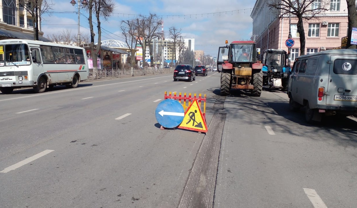 В Курске на улице Ленина рабочие выполняют ямочный ремонт дороги