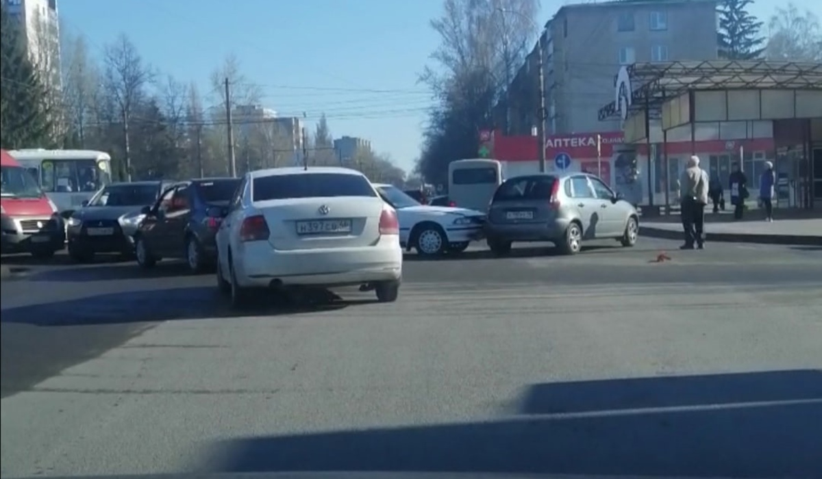 В Курске утром из-за дорожных аварий было парализовано движение транспорта