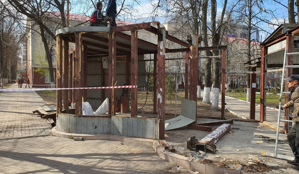 В Курске на Перекальского продолжают демонтировать павильоны