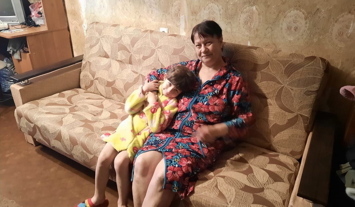 В Курске депутат подарил диван малоимущей семье