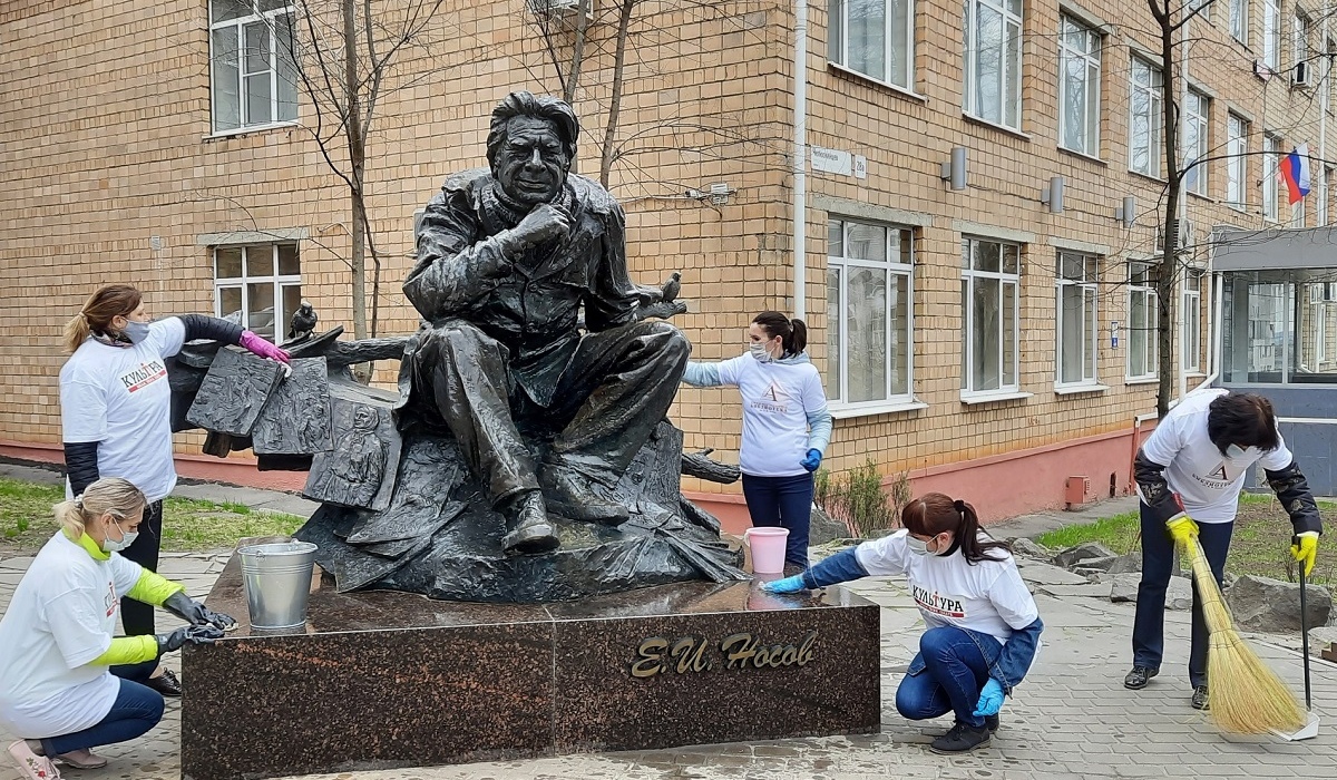 В Курске библиотекари помыли памятник писателю Носову