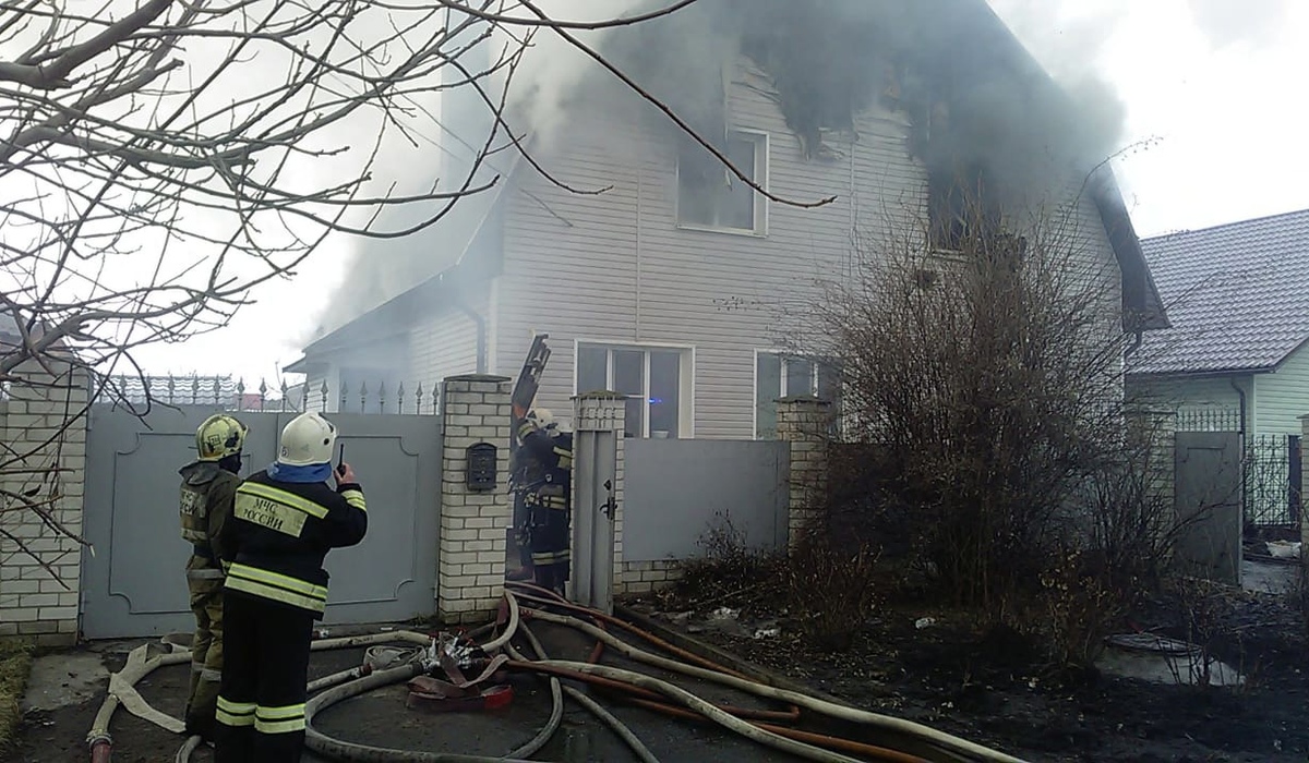 В Курске 56 человек тушили пожар в жилом доме