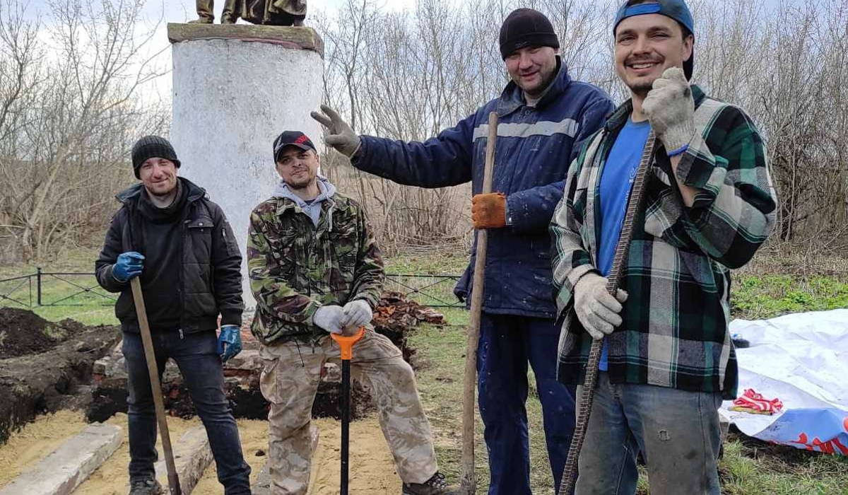 Курские байкеры ремонтируют памятник героям войны в деревне Артюховка