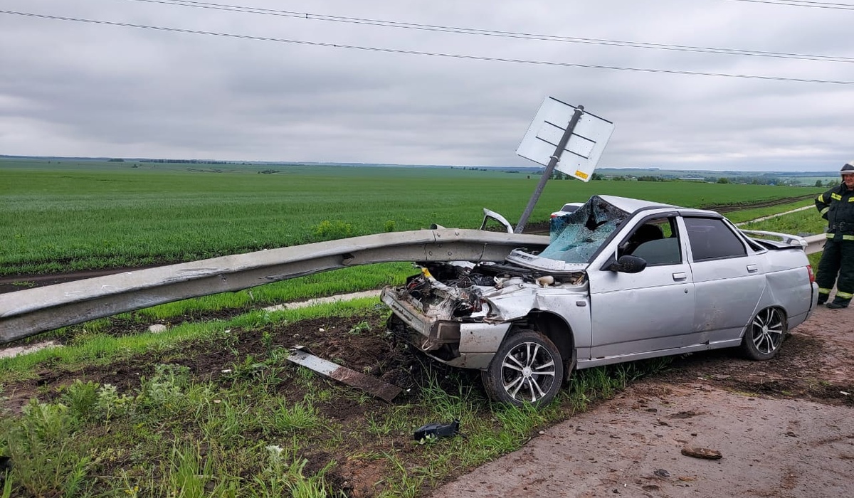 В Курской области 37-летний автомобилист врезался в отбойник и получил травмы