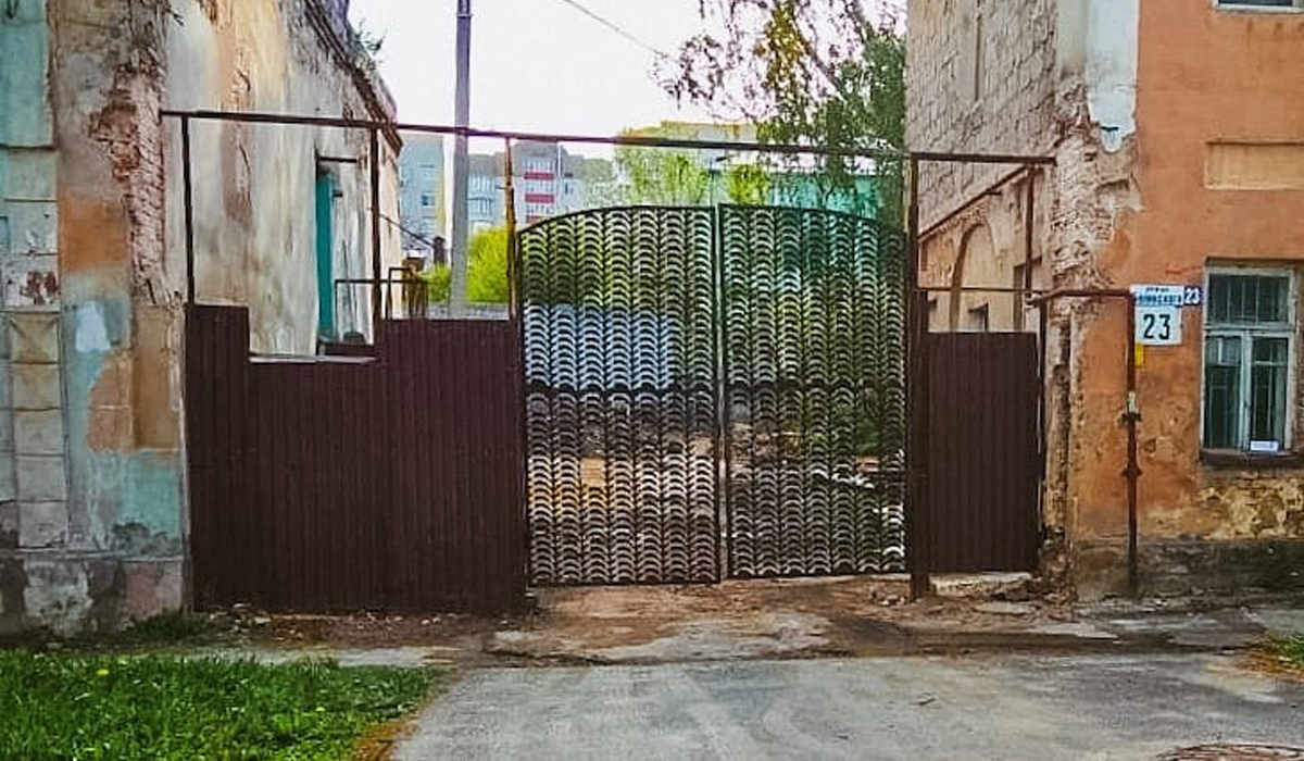 Старинные усадебные ворота в Курске заменили на профлист
