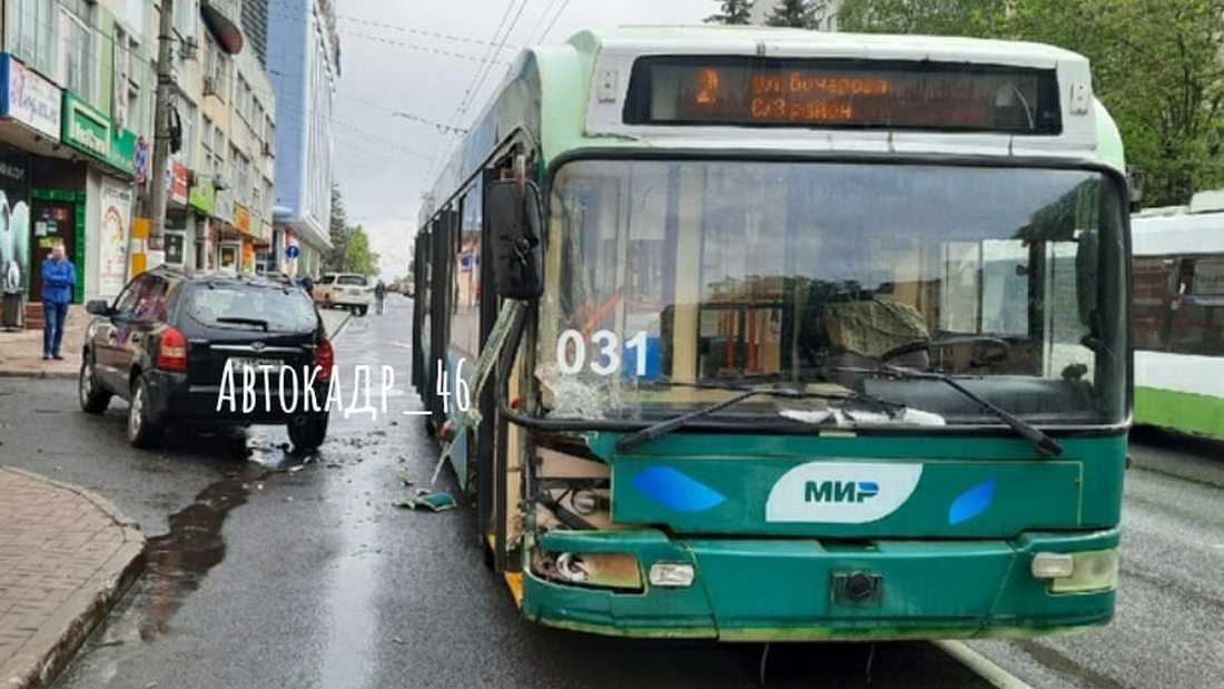 В центре Курска 19 мая столкнулись троллейбус и иномарка