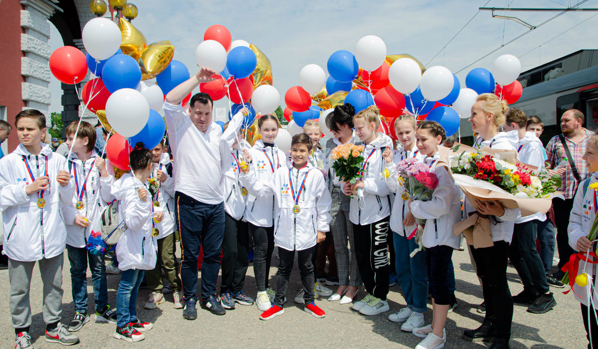 На Курском вокзале с цветами и оркестром встретили ансамбль «VIP-поколение»