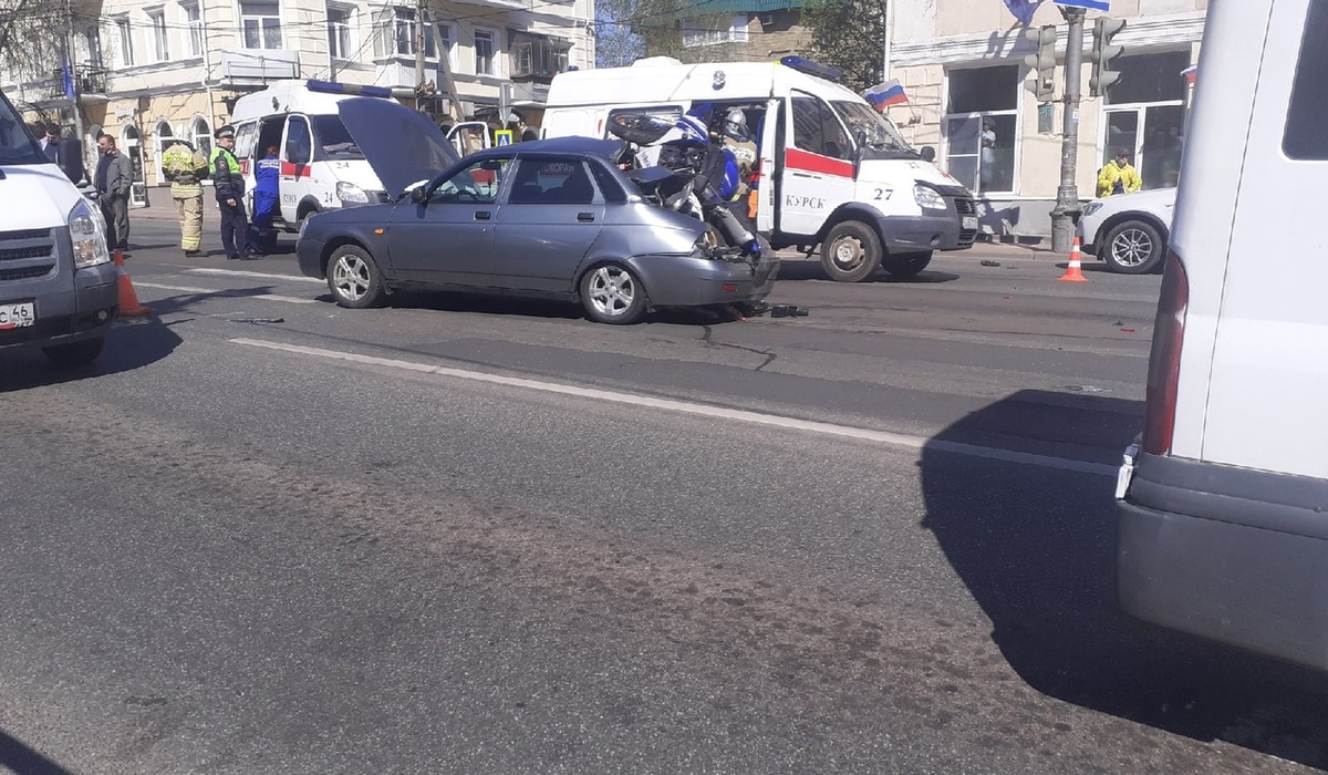 В Курске 33-летний мотоциклист въехал в багажник машины и погиб