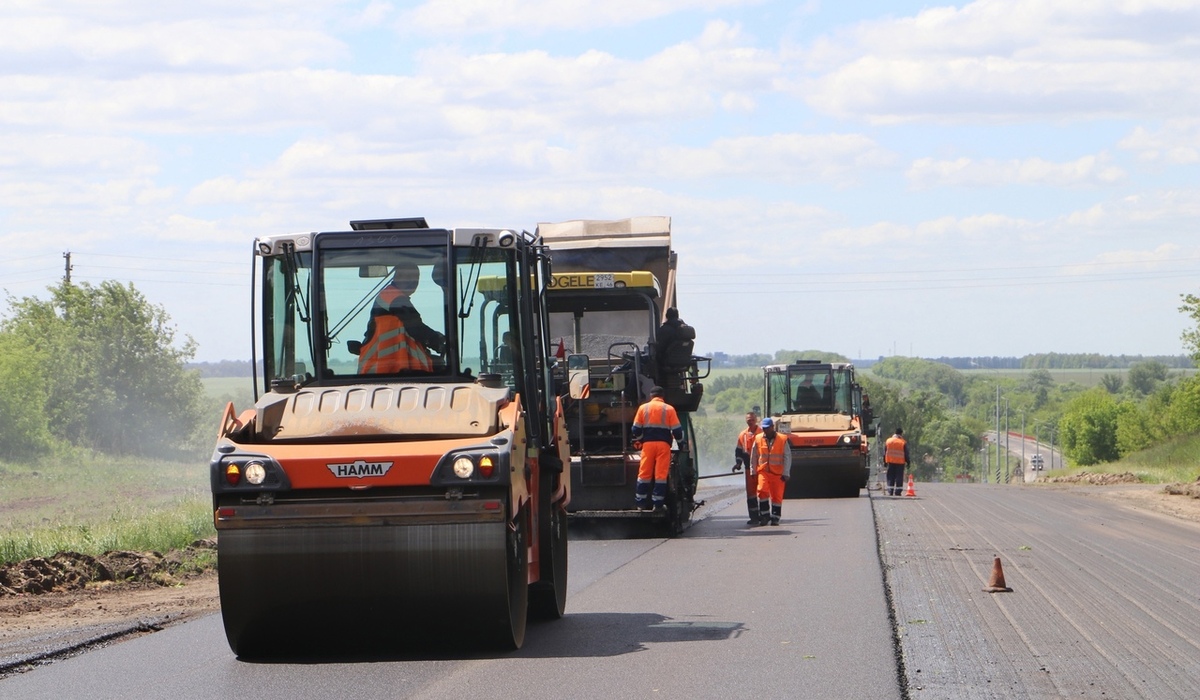 В Железногорском районе Курской области ремонтируют 10-километровый участок дороги