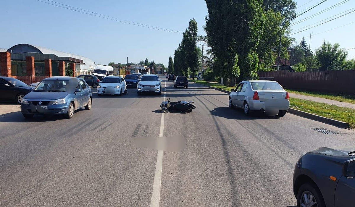 В Курске водитель мопеда сегодня утром получил травмы в ДТП