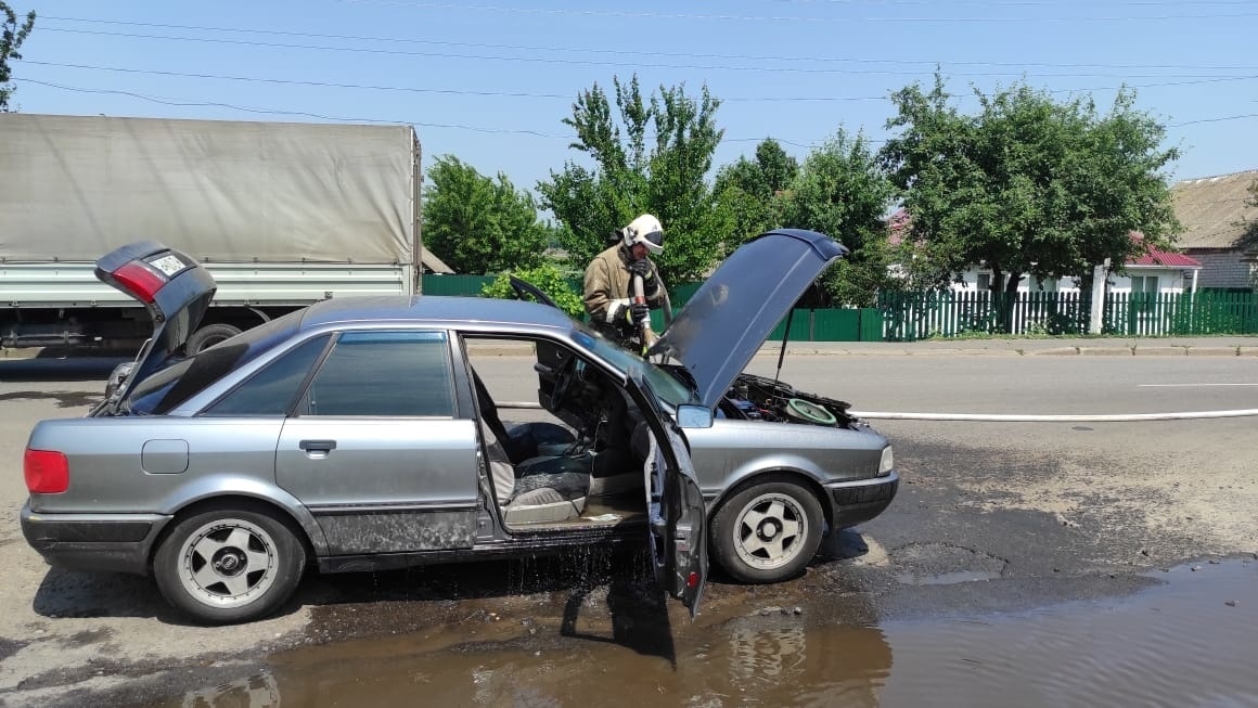 В Курской области 15 человек тушили горящий автомобиль