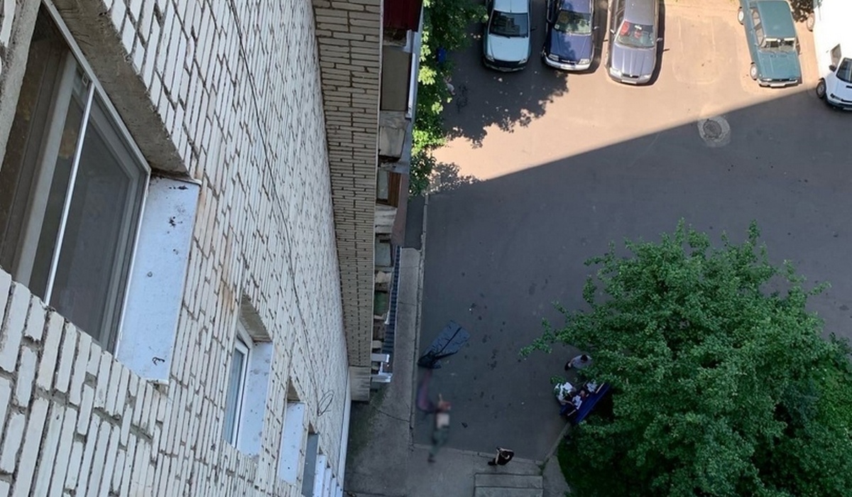 В Железногорске Курской области мужчина погиб после падения с 10 этажа