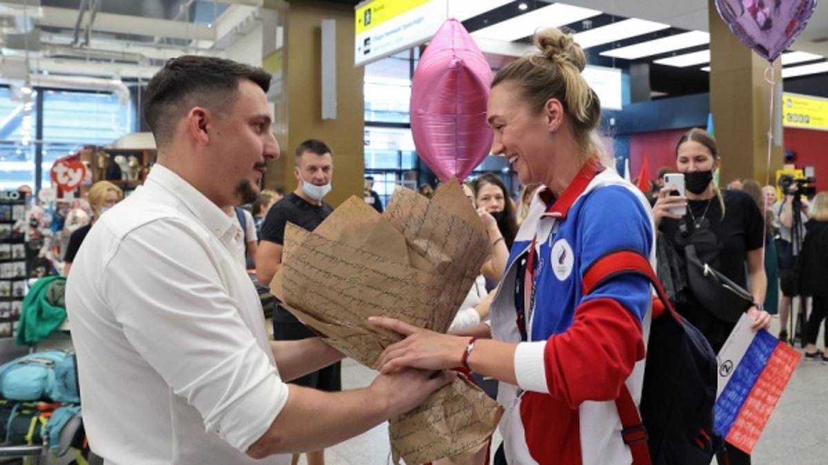 Курянин в аэропорту сделал предложение серебряной медалистке Олимпиады