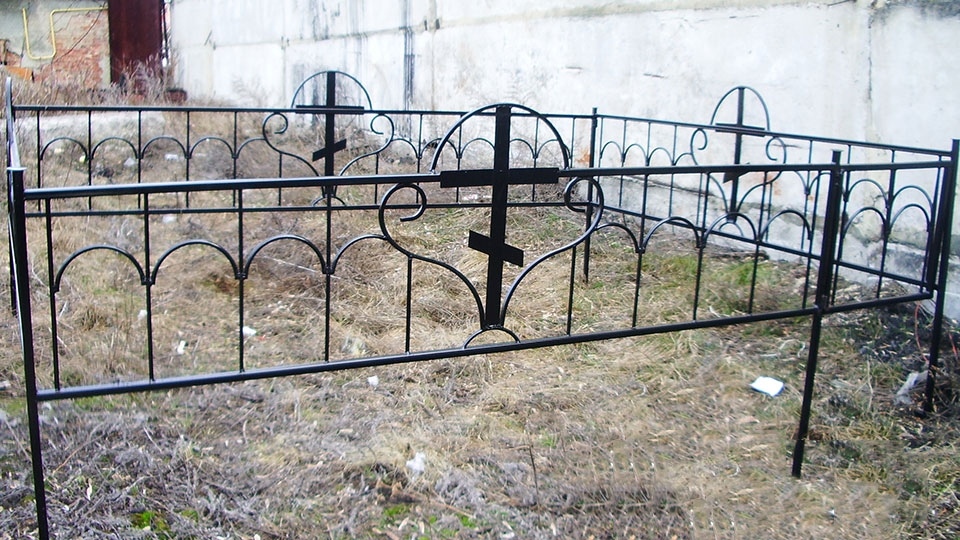 На мантуровском кладбище в Курской области вандалы повредили ограду