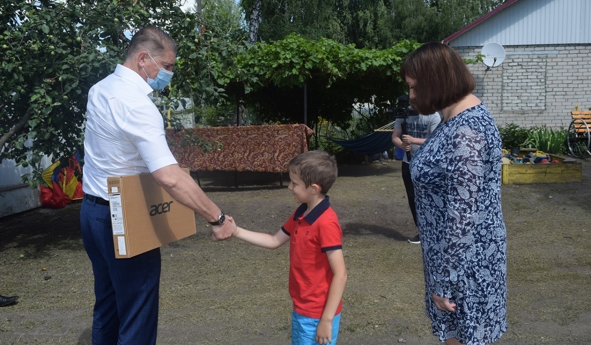 Заместитель губернатора Курской области вручил ноутбук будущему первокласснику