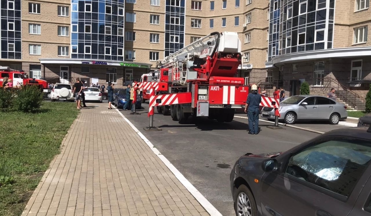 В Курске на проспекте Дериглазова пожарные спасли 14 человек из горящей многоэтажки
