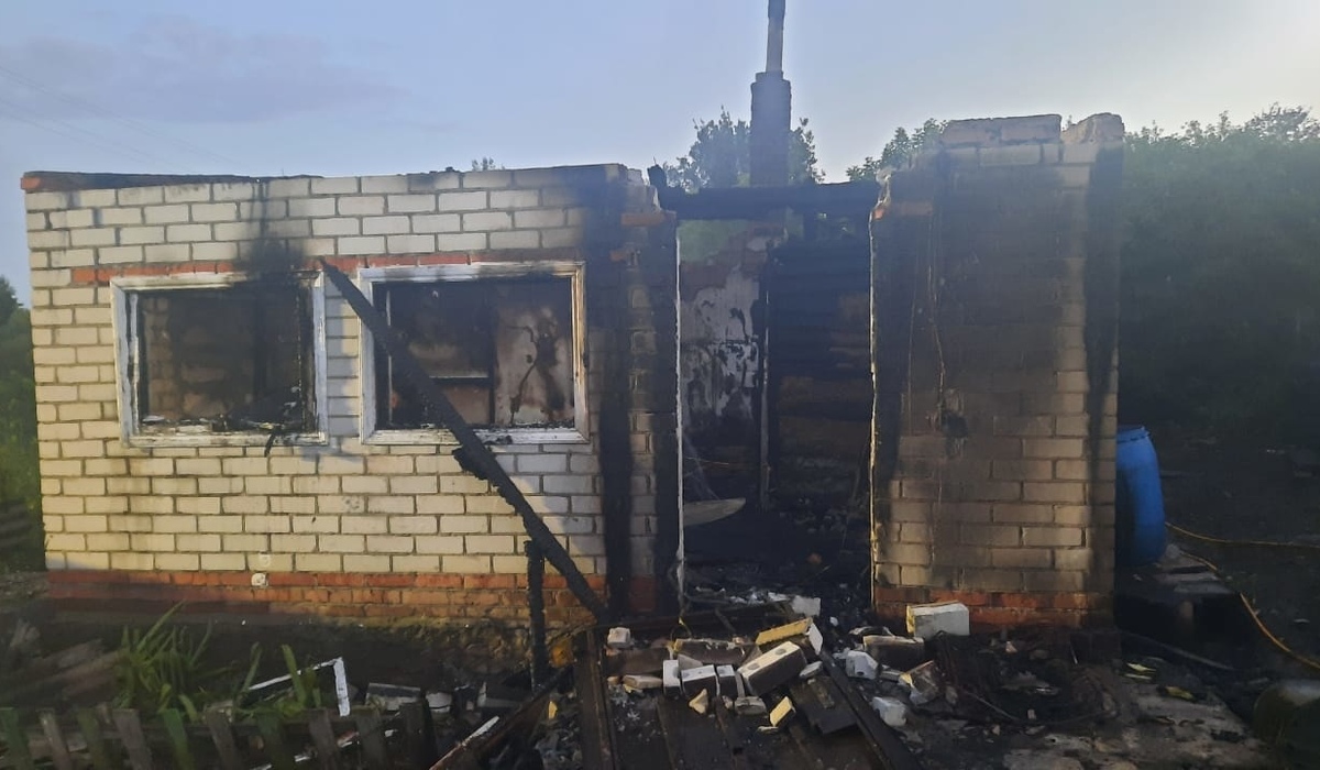 Под Курском 26 человек тушили пожар в жилом доме