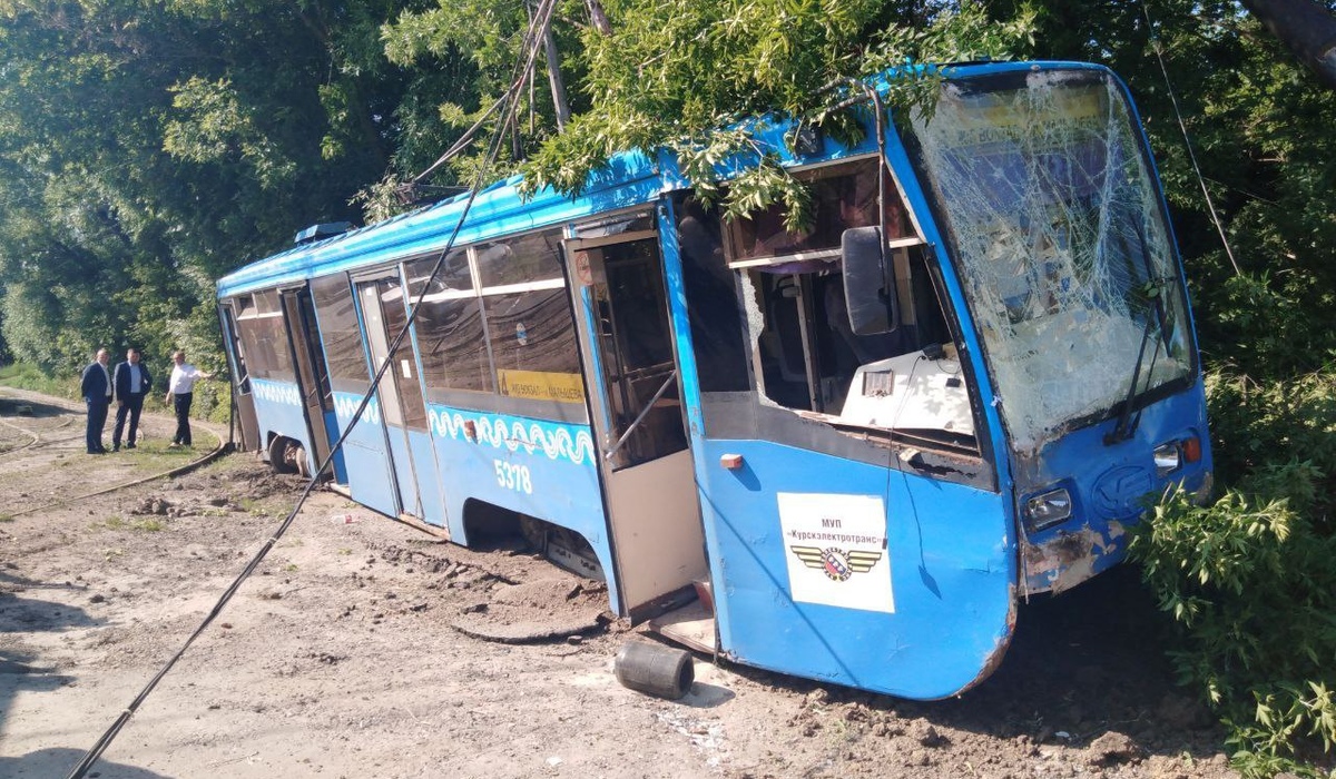 В причинах утреннего ДТП с трамваем в Курске разбираются специалисты