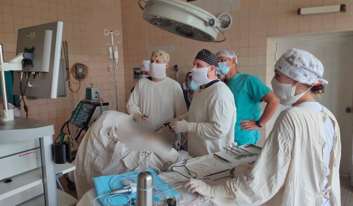 Врачи Курской областной больницы впервые провели уникальную лапароскопическую операцию
