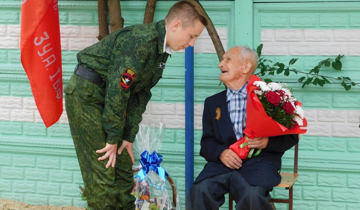 Пристенский Дом культуры и духовой оркестр провели персональный концерт для 101-летнего ветерана Курской битвы