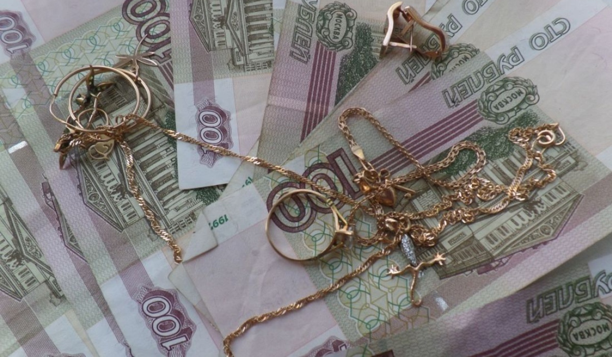 В Курске мужчина украл из чужого дома 29 украшений и 250 тысяч рублей