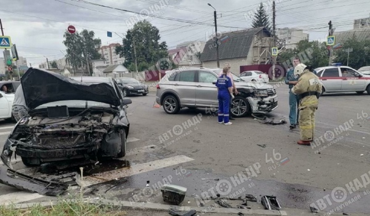 В Курске на перекрестке улиц 8 Марта и Цюрупы разбились два автомобиля