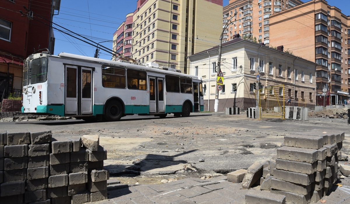 Дорожное полотно на улице Радищева в Курске восстановят не раньше октября