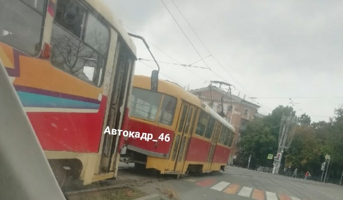 В центре Курска трамвай сошел с рельсов