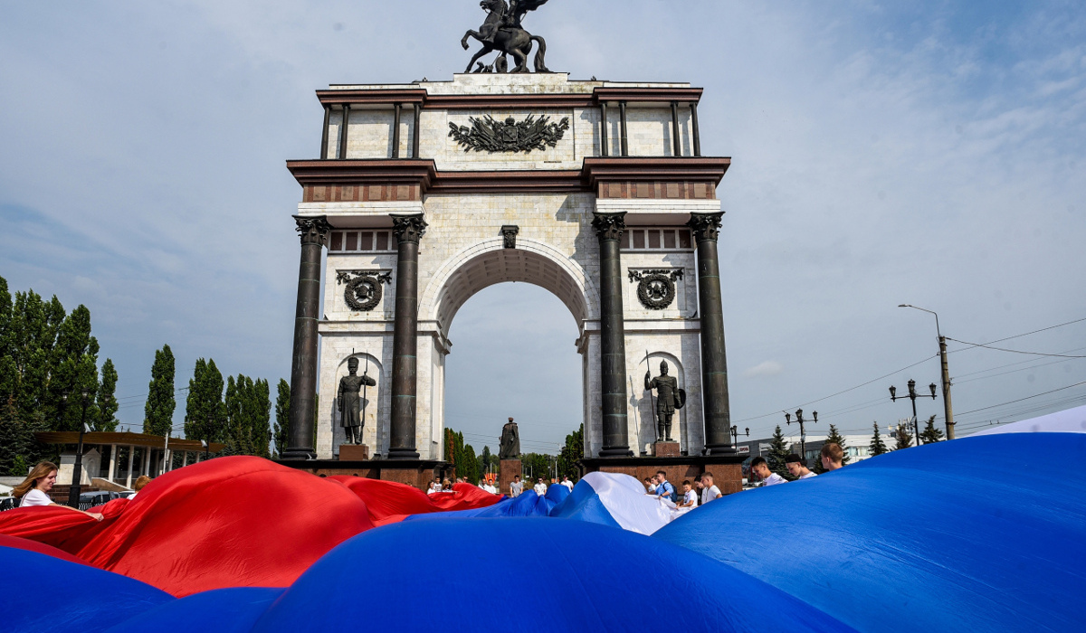В Курске на проспекте Победы развернули огромный флаг России