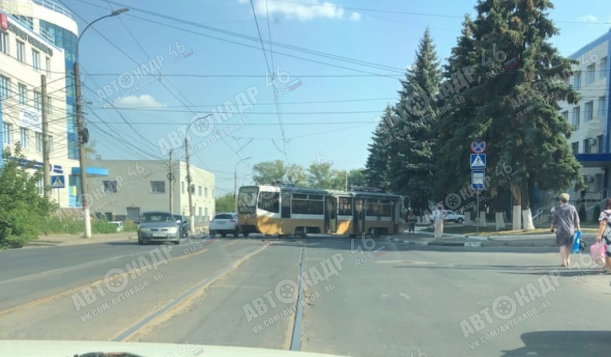 В центре Курска сегодня трамвай сошел с рельсов