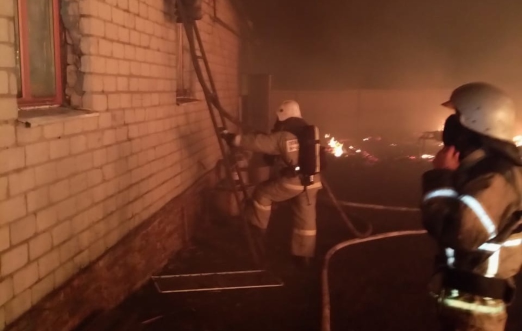 В деревне под Курском 24 человека тушили пожар в жилом доме